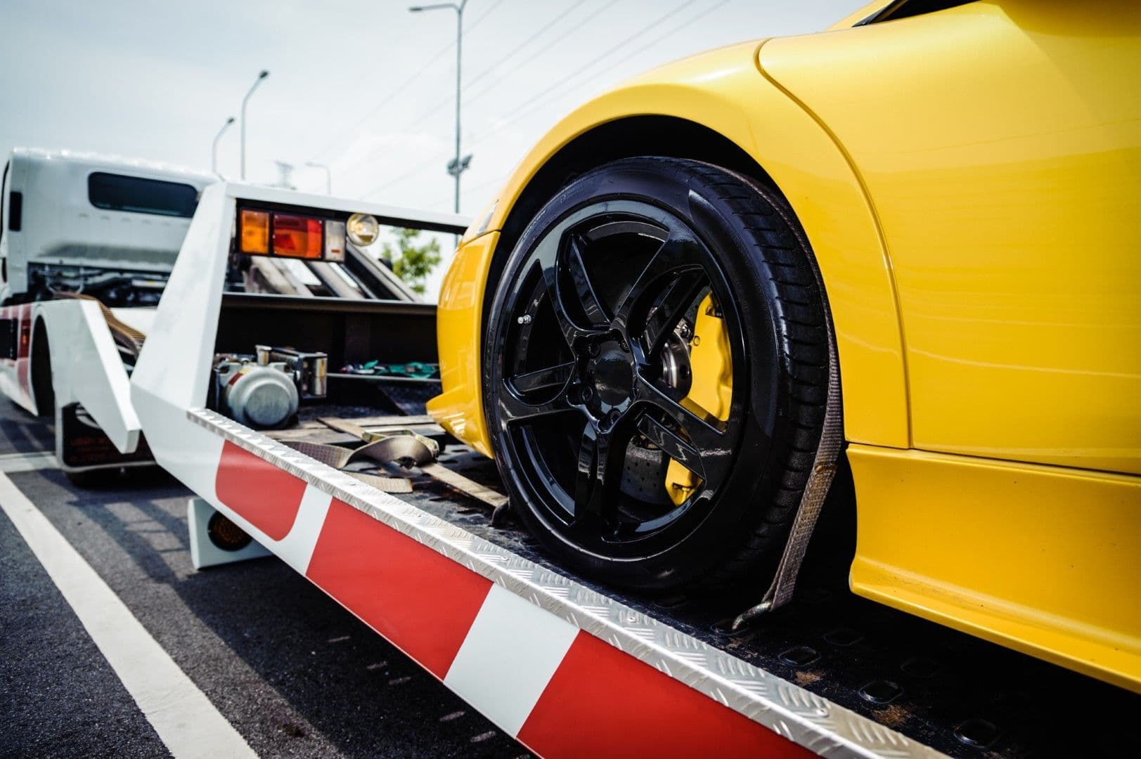 Professional Fontana towing truck providing emergency roadside assistance and towing services in Fontana CA